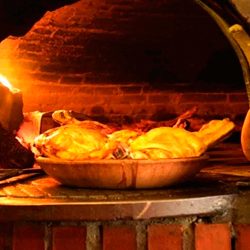 Lechazo asado al horno de leña, tradición que enamora tu paladar