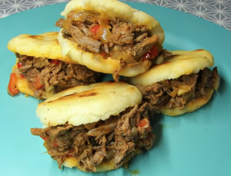 arepas de carne mechada